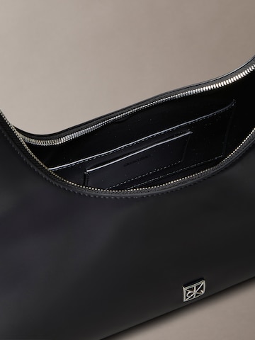 Calvin Klein - Bolso de hombro en negro
