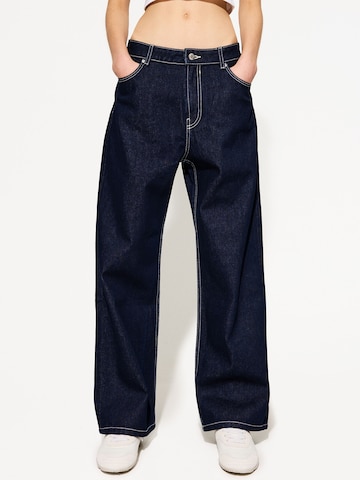 Bershka Loosefit Jeans in Blauw: voorkant