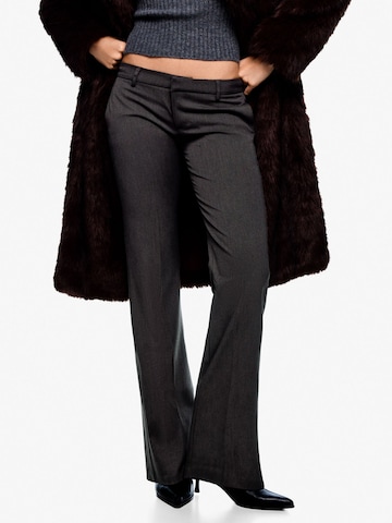 Bershka Bootcut Nohavice - Sivá: predná strana