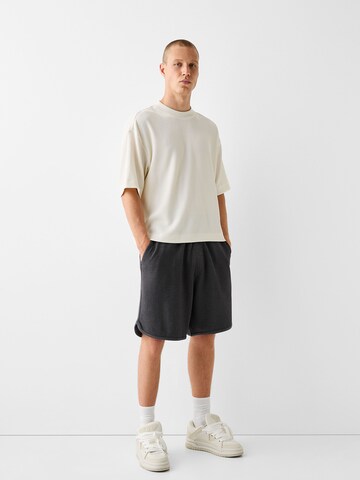 Bershka Loosefit Shorts in Schwarz