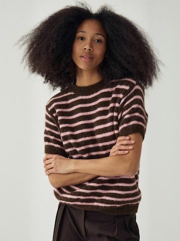 Top ' N-Monikah ' di Noella in marrone