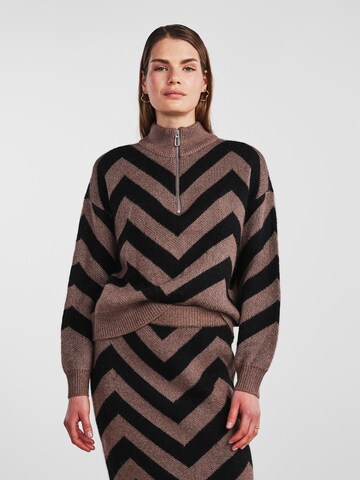 Y.A.S Pullover in Braun: predná strana