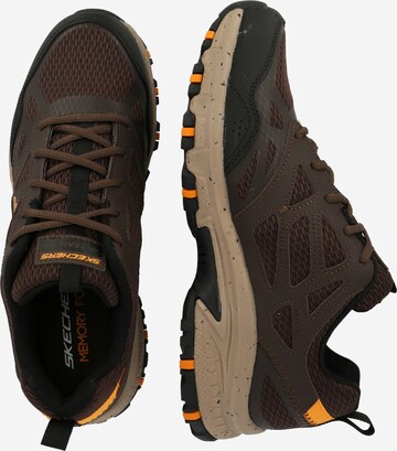 SKECHERS - Sapatilhas baixas 'HILLCREST' em castanho