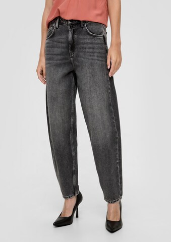 QS Tapered Jeans in Grijs: voorkant