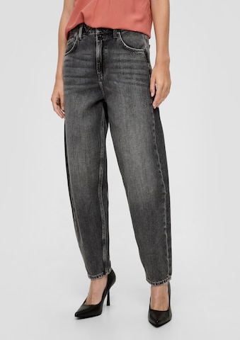 QS Tapered Jeans in Grijs: voorkant