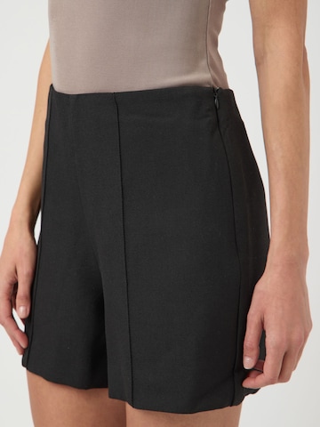 YAS Regular Shorts in Schwarz