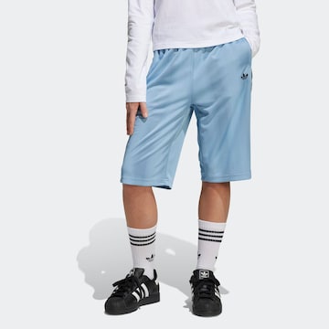 ADIDAS ORIGINALS Loosefit Shorts in Blau: Vorderseite