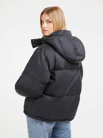 GUESS Winterjacke in Schwarz