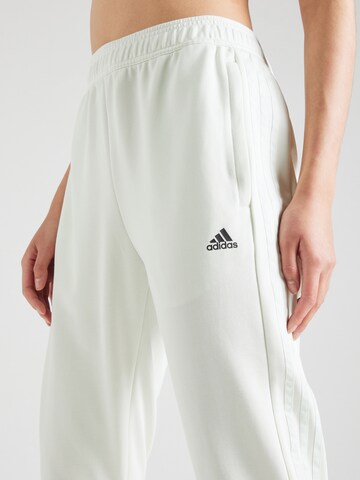 ADIDAS SPORTSWEAR - Slimfit Calças de desporto 'Tiro' em branco