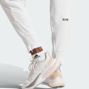 ADIDAS SPORTSWEAR - Tapered Pantalón deportivo 'Z.N.E.' en blanco