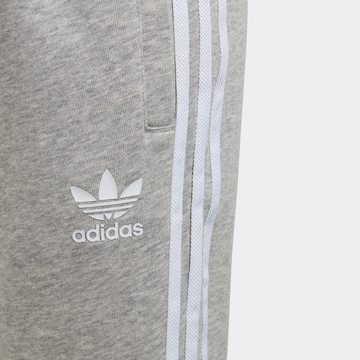 Effilé Pantalon 'Trefoil' ADIDAS ORIGINALS en gris