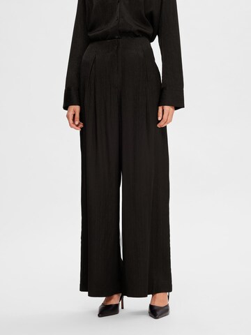 SELECTED FEMME Loose fit Pleat-Front Pants 'Tyra' in Black: front