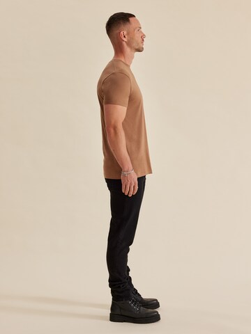 DAN FOX APPAREL جينز مضبوط قميص 'Piet' بلون بني