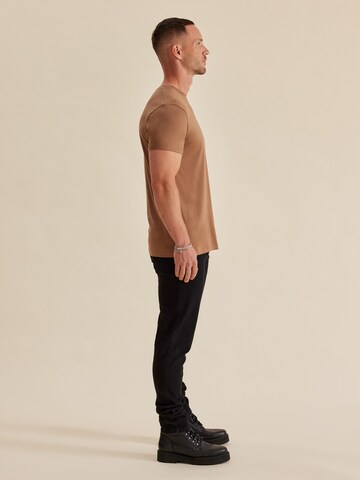 DAN FOX APPAREL Regular Fit T-Shirt 'Piet' in Braun