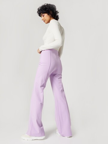 florence by mills exclusive for ABOUT YOU - Acampanado Pantalón 'Spruce' en lila