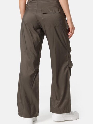 Worldclassca Regular Cargo Pants 'Damen Cargo Hose Parachut' in Green