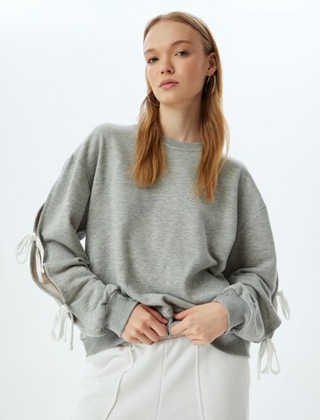 Koton Sweatshirt in Grijs: voorkant