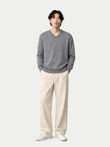 GOBI Cashmere Tröja 'Men's Essential Cashmere V-Neck Sweater' i grå