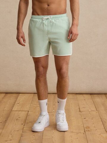 DAN FOX APPAREL Badeshorts 'Kerim' i grøn: forside