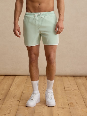 DAN FOX APPAREL Badeshorts 'Kerim' in Grün: predná strana