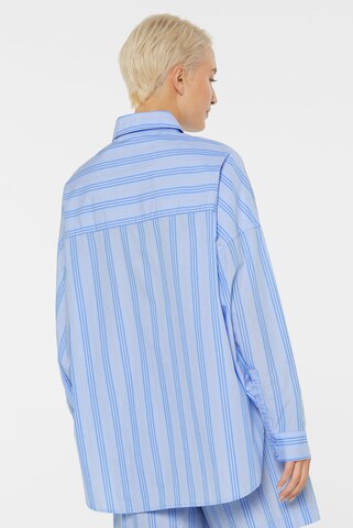 SENSES.THE LABEL Gestreifte Oversized Bluse BA:RI im Pyjama-Stil in Blau