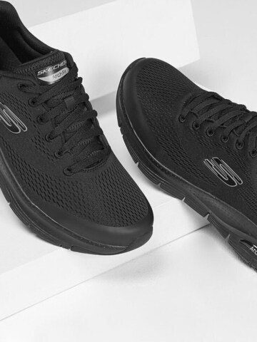 SKECHERS - Calzado deportivo 'Skechers Arch Fit' en negro