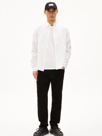 Coupe regular Chemise 'QUAASA' ARMEDANGELS en blanc