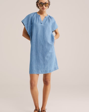 Rochie de la WE Fashion pe albastru: față