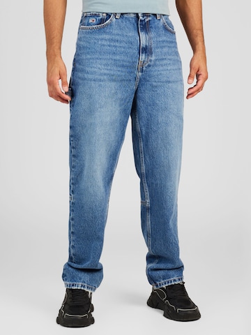 Tommy JeansLoosefit Traperice - plava boja: prednji dio