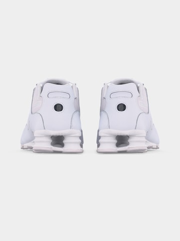 Baskets basses 'SHOX NZ' Nike Sportswear en blanc