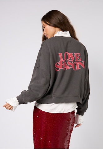 Sweat-shirt 'Love Season' OH APRIL en gris