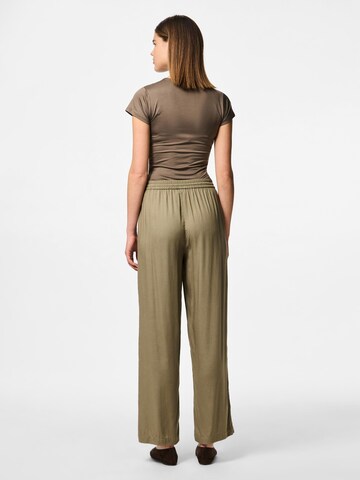 Wide leg Pantaloni 'PCNya' di PIECES in verde