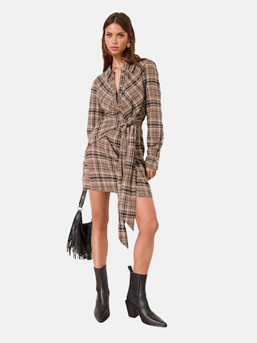 Rochie tip bluză de la Lipsy pe bej: față