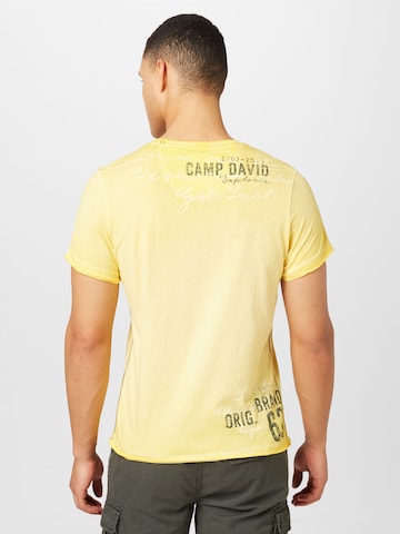 Maglietta 'Tree House' di CAMP DAVID in giallo