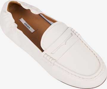 Desa - Mocasines 'Loafer' en blanco: frente