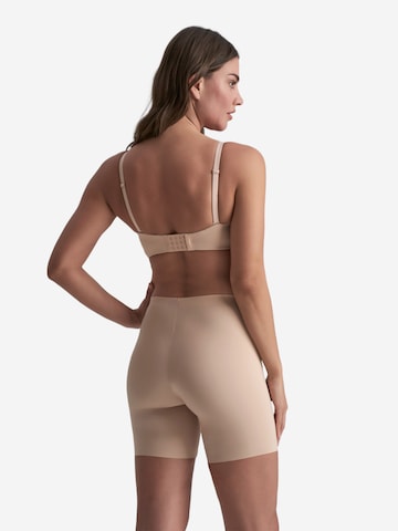 Bye Bra - Pantalón moldeador 'Smooth Essentials Mid Waist Short' en beige