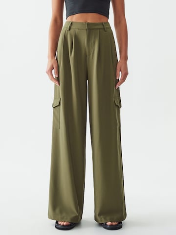 Calli Wide leg Cargo Pants 'TALA ' in Green: front