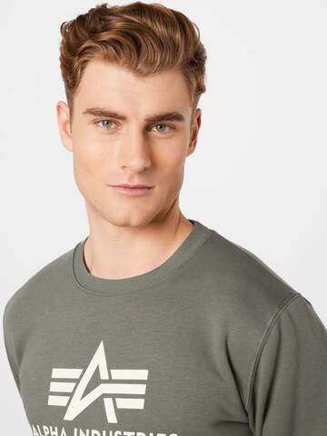 ALPHA INDUSTRIES Sweatshirt in Groen