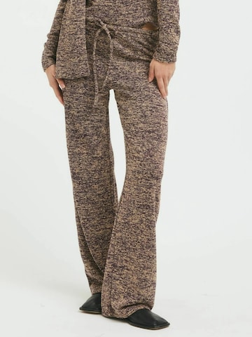 Résumé Flared Hose 'Cholé' in Braun: Vorderseite