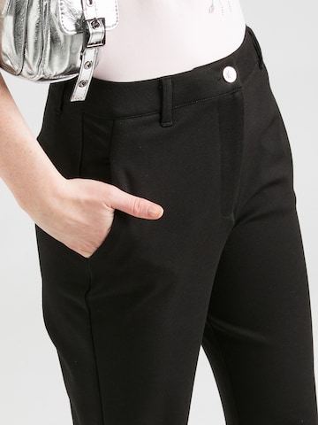 Flared Pantaloni 'ZOE' di GUESS in nero