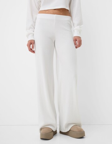 Bershka Wide leg Trousers in White: front