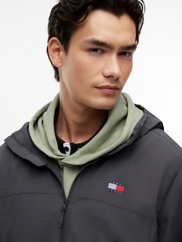 Tommy Jeans Tussenjas 'CHICAGO' in Grijs