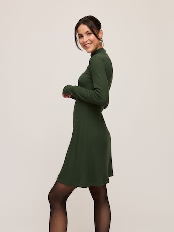 A LOT LESS فستان 'Nora' بلون أخضر