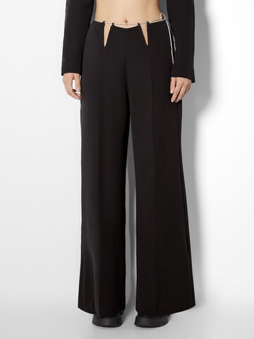 Bershka Wide leg Pleat-Front Pants in Black: front