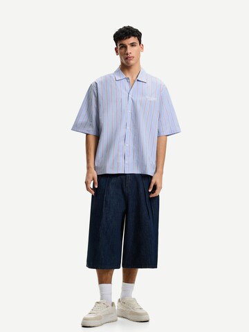 Comfort fit Camicia di Bershka in bianco