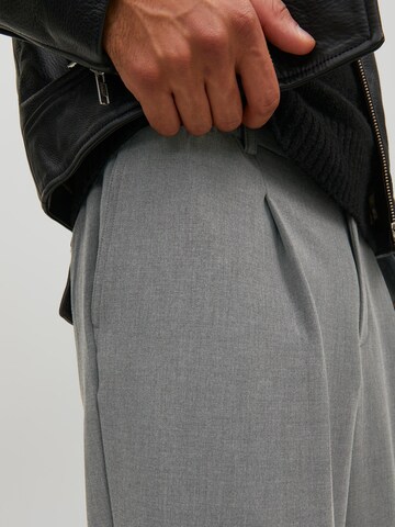 Regular Pantalon à pince 'Bill' JACK & JONES en gris