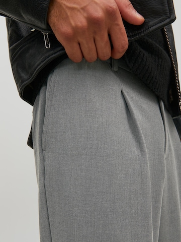 regular Pantaloni con pieghe 'Bill' di JACK & JONES in grigio