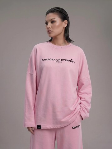 QWX2 Sweatshirt 'URBAN' in Roze: voorkant