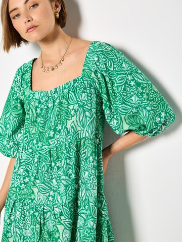 Robe Apricot en vert