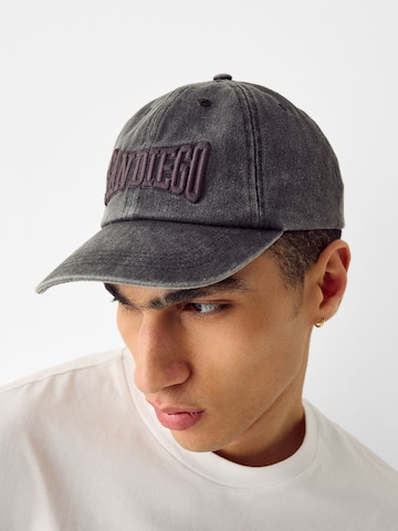 Bershka Шапка с козирка в черно